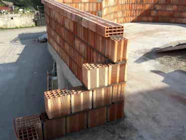 Tuğla Duvarı Örüyoruz