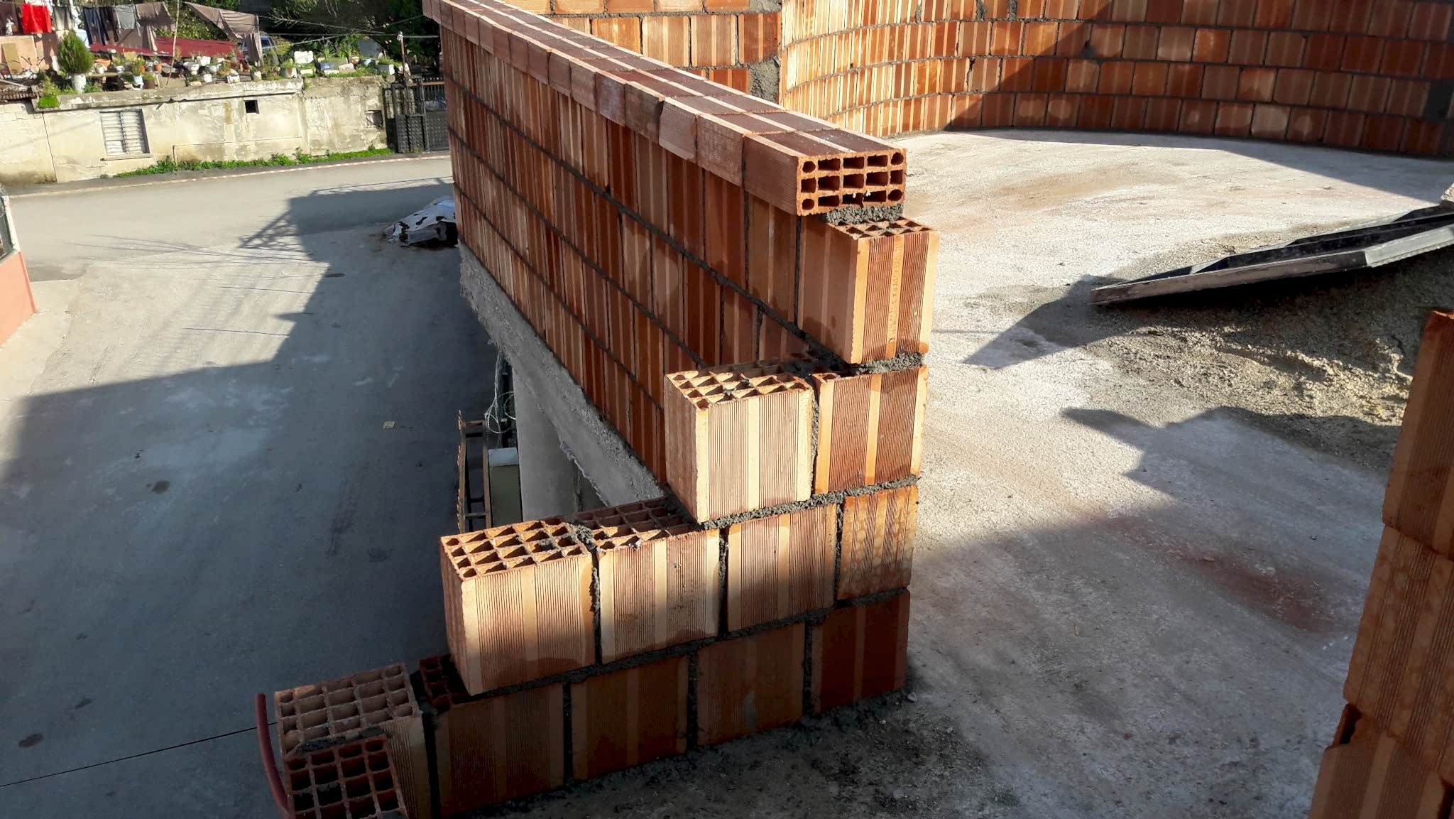 Tuğla Duvarı Örüyoruz